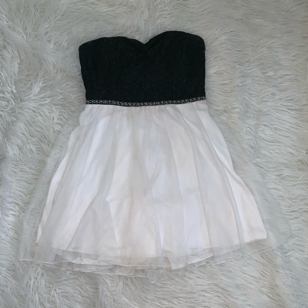 SPEECHLESS BLACK AND WHITE CROZZ BACK DRESS
